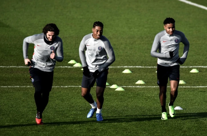 Presnel Kimpembe entouré d'Adrien Rabiot et Christopher Nkunku à l'entraînement du PSG au Camp des Loges, le 13 février 2017