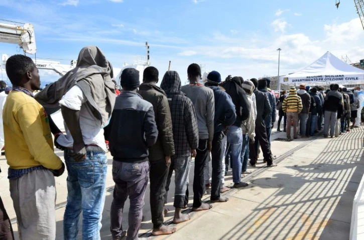 Des migrants arrivent au port de Messina, après une opération de sauvetage par les gardes-côtes italiens, le 17 mars 2016 en Sicile