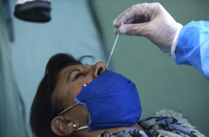 Une femme passe un test PCR pour savoir si elle a le coronavirus, dans un laboratoire médical de Paris, le 4 septembre 2020