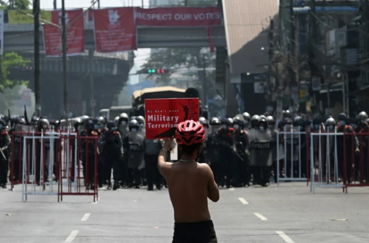Des manifestants se rassemblent chaque jour à Rangoun pour protester contre le coup d'Etat militaire en Birmanie et réclamer la démocratie