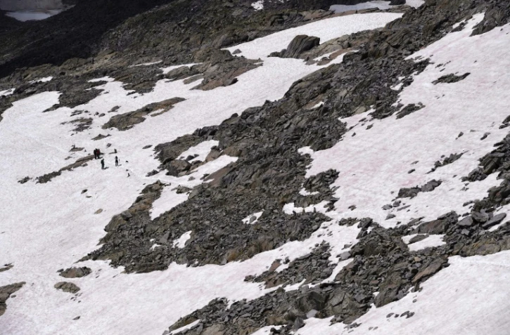 Vue aérienne de la neige rose du glacier Presena, dans les Alpes italiennes, le 4 juillet 2020.