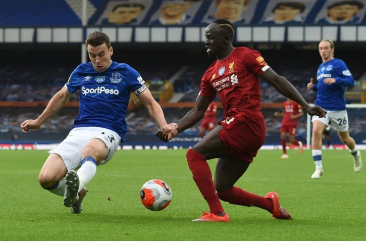 Le défenseur d'Everton Seamus Coleman (g) à la lutte avec l'attaquant de Liverpool Sadio Mané, le 21 juin 2020 à Liverpool  