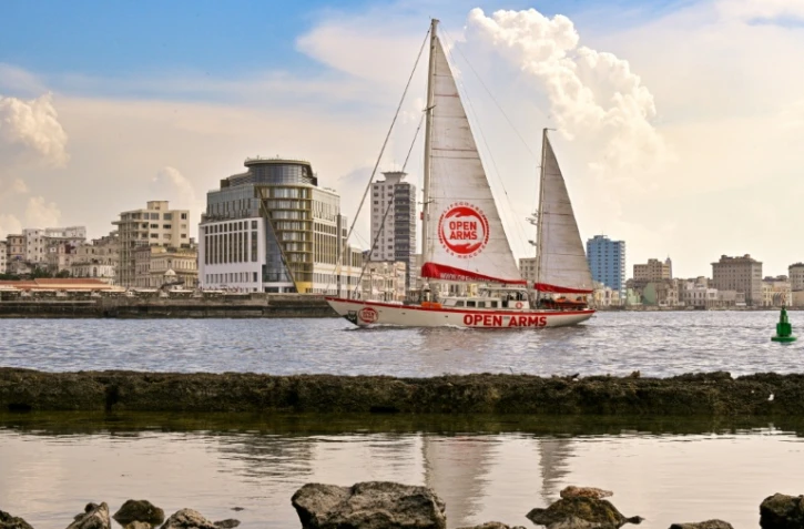 Le voilier El Astral, de l'ONG espagnole Open Arms, arrive dans le port de La Havane, le 19 juillet 2026 Ă Cuba