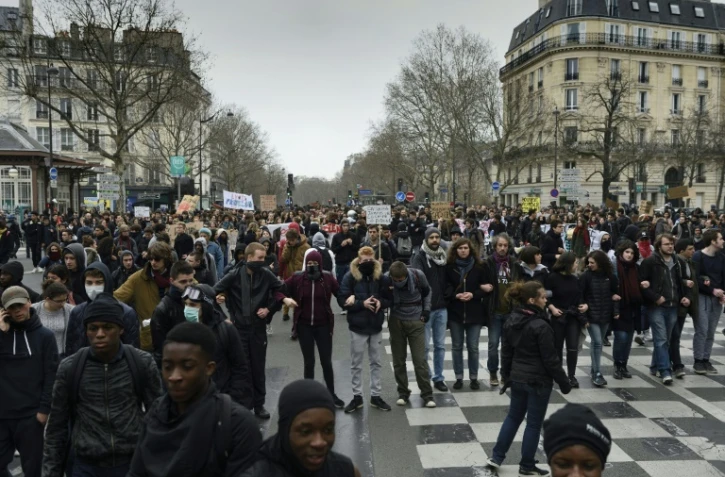 Des jeunes manifestent contre la loi travail le 24 mars 2016 à Paris