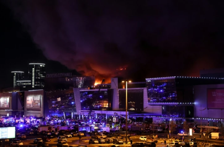 La salle de concert Crocus City Hall en flammes après une fusillade, le 22 mars 2024 à Krasnogorsk, dans la banlieue de Moscou