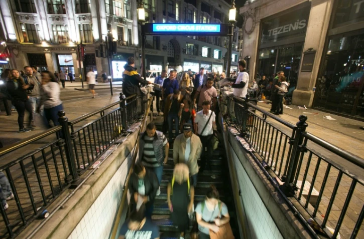 Des passagers entrent dans la station "Oxford Circus", à Londres, le 19 août 2016