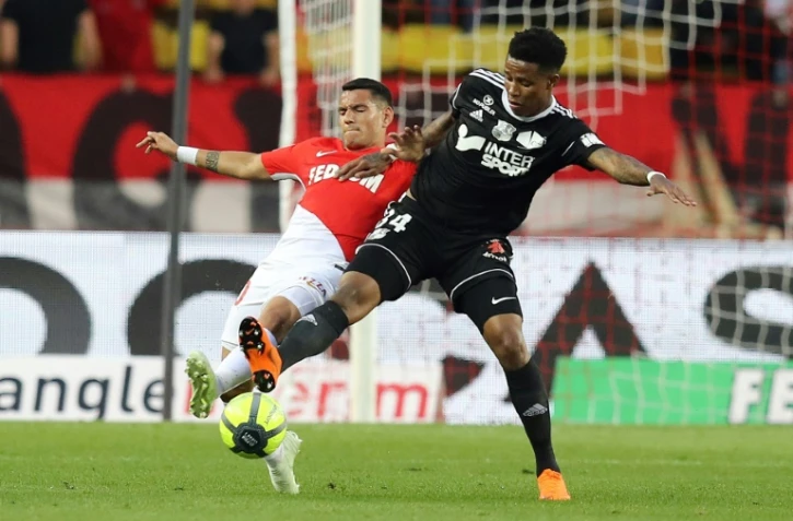 Le milieu de terrain de Monaco Rony Lopes (g) et le joueur Sud-Africain d'Amiens Bongani Zungu le 28 avril 2018 au Stade Louis II