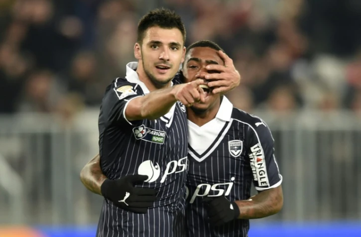 L'attaquant de Bordeaux Gaëtan Laborde (g), auteur d'un doublé face Nice en Coupe de la Ligue, et son coéquipier Malcom se congratulent au Matmut Atlantique, le 14 décembre 2016