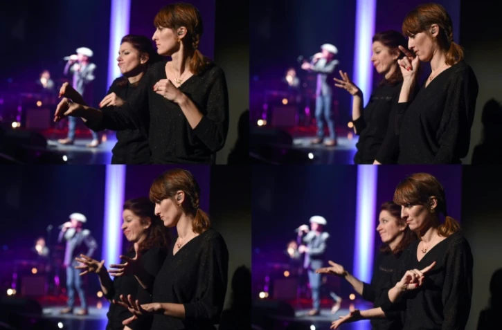 Rachel Fréry (G) et Séverine Michel (D), du collectif "Deux mains sur scène", interprètes professionnelles en langue des signes française (LSF), lors du concert d'Yves Jamait à Sausheim dans la banlieue de Mulhouse (région Grand Est) le 23 mars 2017