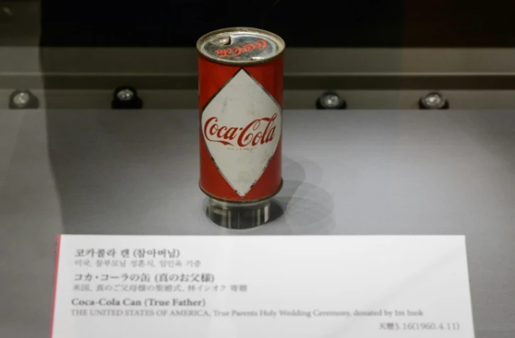 Une canette de Coca-Cola vintage, une paire de chaussettes en cheveux humains et un énorme saumon empaillé: la collection du musée de l'Eglise de l'Unification est atypique, à l'image de son fondateur, le controversé "messie" sud-coréen Sun Myung Moon