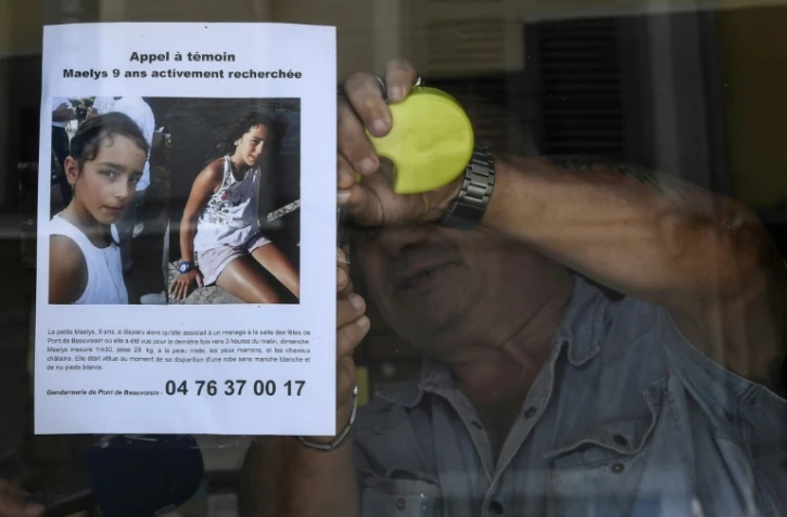 Un commerçant affiche un appel à témoins suite à la disparition de la petite Maëlys, le 28 août 2017 à Pont-de-Beauvoisin en Isère