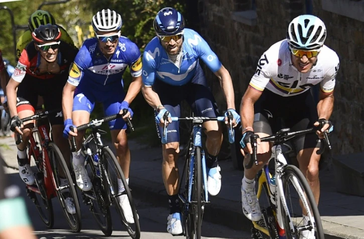 L'Espagnol Alejandro Valverde (c) à la lutte avec le Français Julian Alaphilippe (g) lors de La Flêche Wallonne, le 18 avril 2018 à Huy