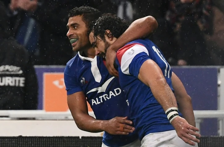 L'ailier français Yoann Huget (d) félicité par Wesley Fofana après son essai face au pays de Galles dans le Tournoi des six nations, le 1er février 2019 au Stade de France à Saint-Denis
