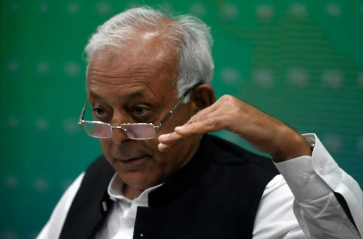 Le ministre pakistanais de l'Aviation Ghulam Sarwar Khan, lors d'une conférence de presse à Islamabad, le 24 juin 2020