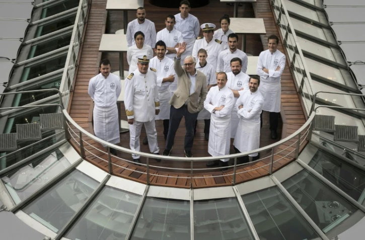 Le chef Alain Ducasse et son équipe à bord du "Ducasse sur Seine" le 30 août 2018