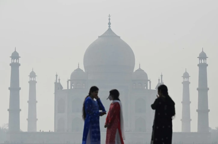 Des touristes visitent le Taj Mahal sous un nuage de pollution, 16 novembre 2021
