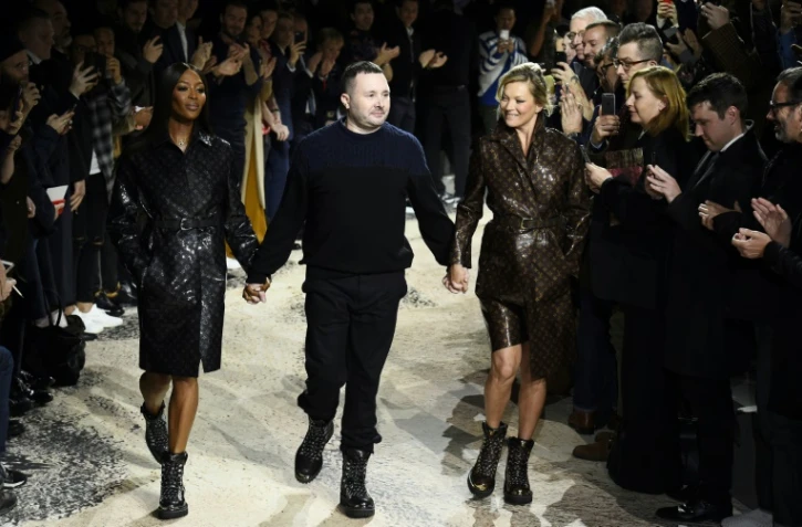 Kate Moss et Naomi Campbell sur le podium avec le créateur Kim Jones à la fin du défilé Louis Vuitton à Paris, le 18 janvier 2018 