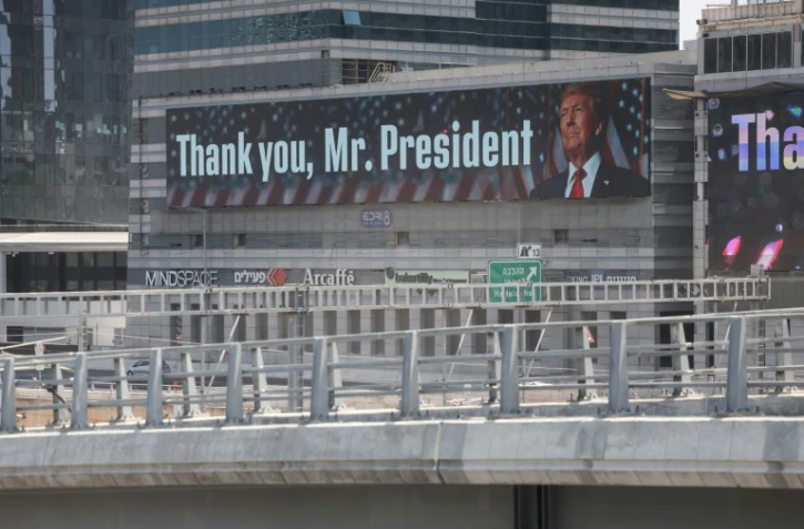 Un portrait du président américain Donald Trump accompagné du message: "Merci M. le président", le 22 juin 2025 à Tel-Aviv