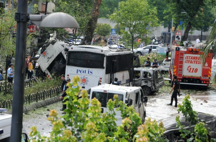 Des policiers sur les lieux d'une attaque à la bombe ayant visé un véhicule de police à Istanbul, le 7 juin 2016