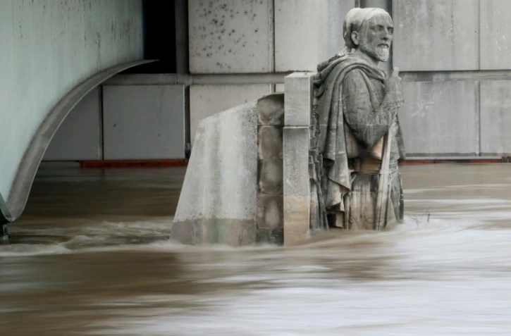 Le zouave du pont de l'Alma en partie immergé le 3 juin 2016 à Paris