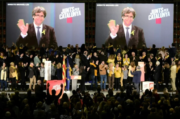 L'indépendantiste catalan Carles Puigdemont salue depuis Bruxelles des soutiens, réunis à Barcelone, le 15 décembre 2017