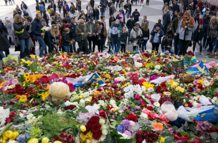 Des gens se rassemblent pour rendre hommage aux victimes de l'attentat de Stockholm le 9 avril 2017