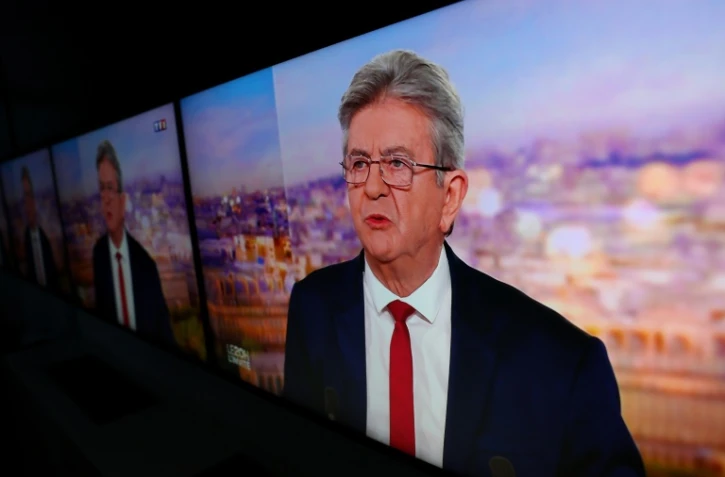 L'image du leader de LFI Jean-Luc Mélenchon affichée sur des écrans alors qu'il officialise sa candidature pour la présidentielle de 2027 sur le plateau de TF1, le 3 mai 2026