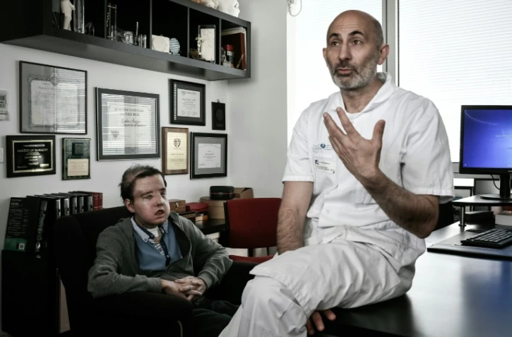 Le professeur Laurent Lantieri (d) et Jérôme Hamon, premier homme au monde à avoir subi deux greffes de la face, le 13 avril 2018 à l'hôpital européen Georges-Pompidou, à Paris