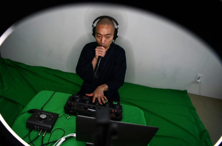 Le moine bouddhiste et musicien beatbox Yogetsu Akasaka, le 26 juin 2020 Ă son domicile Ă Tokyo