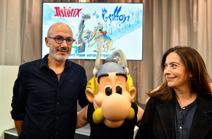 Le scénariste Jean-Yves Ferri pose avec Anne Goscinny, la fille de René Goscinny, lors de la présentation du 39e album d'Astérix, le 11 octobre 2021 à Vanves, près de Paris