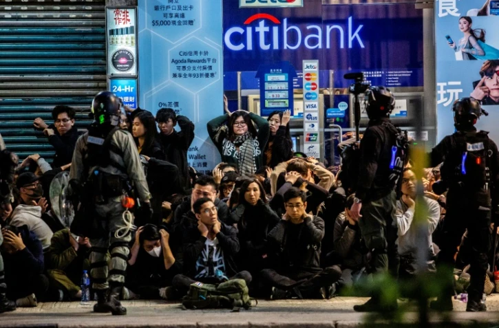 Des policiers arrêtent un groupe de personnes après une imposante manifestation pro-démocratie à Hong Kong, le 1er janvier 2020