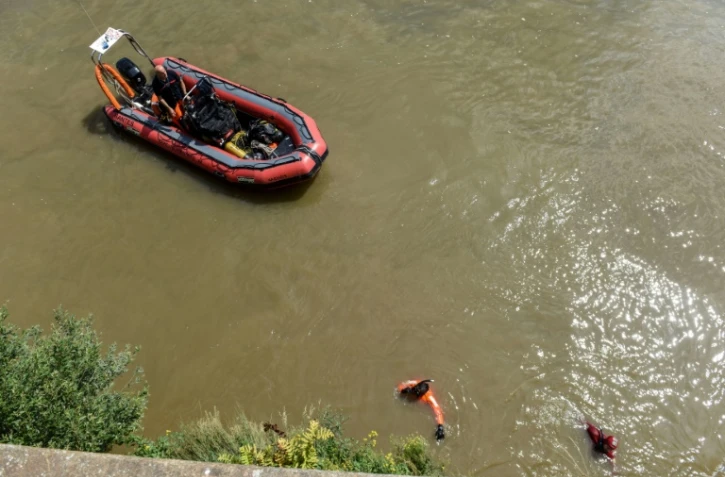 Des pompiers inspectent la Loire à proximité du lieu où Steve Maia Caniço a disparu, à Nantes, le 25 juin 2019