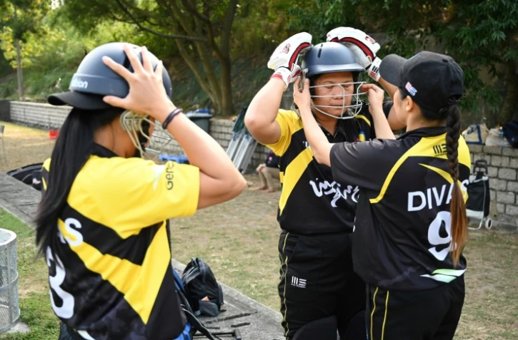 Des domestiques philippines, membres de l'équipe des SCC Divas, se préparent avant un match de cricket, le 8 novembre 2020 à Hong Kong