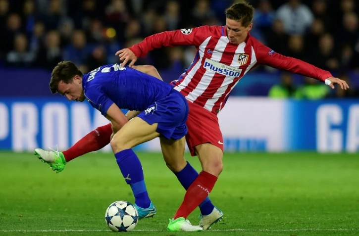 L'Atlético Madrid de Fernando Torres (d) élimine les champions d'Angleterre en titre de Leicester en quart de finale retour de la Ligue des champions, le 18 avril 2017 à King Power