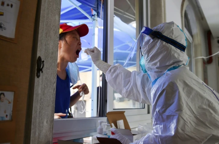 Une personne subit un test pour le Covid-19 à Nanjing, dans la province chinoise du Jiangsu (est), le 2 août 2021