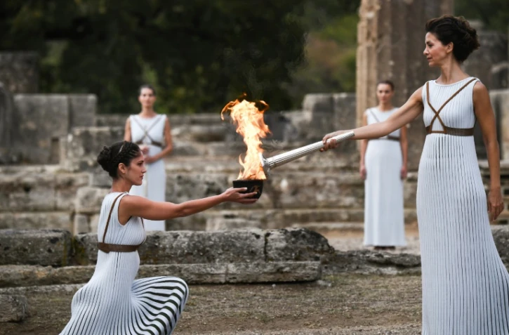 L'actrice Katerina Lechou allume la flamme olympique, le 24 octobre 2017 à Olympie