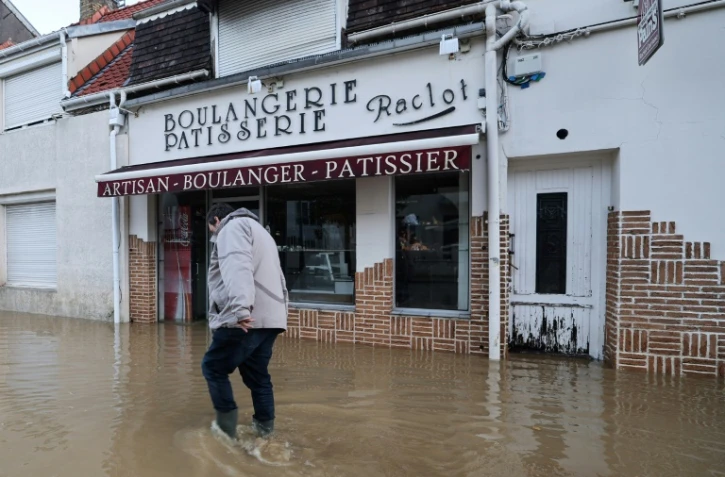 Une boulangerie dans une rue inondée de Saint-Etienne-au-Mont, dans le Pas-de-Calais, le 15 novembre 2023
