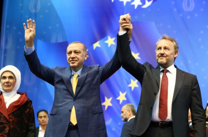 Recep Tayyip Erdogan, sa femme Emine Erdogan et le président de la présidence collégiale de Bosnie-Herzegovine Bakir Izetbegovic lors d'un meeting électoral à Sarajevo le 20 mai 2018, sur une photo fournie par le service de presse de la présidence turque