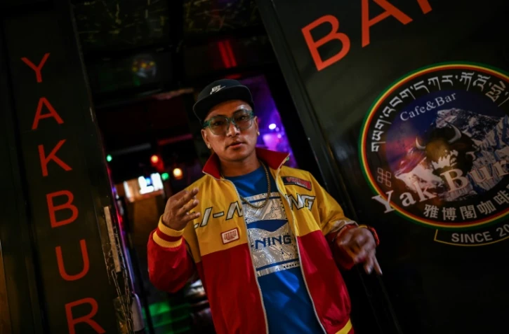 Le rappeur tibétain MC Tenzin dans un bar à Lhassa le 1er juin 2021 