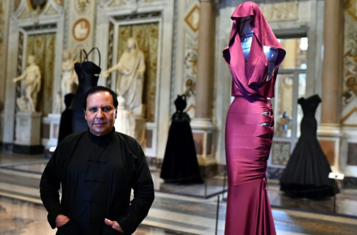 Le couturier franco-tunisien Azzedine Alaïa pose à côté d'une de ses créations à Rome, le 10 juillet 2015