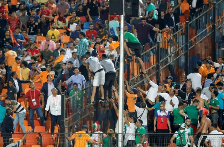 Des supporters s'affrontent au stade international du Caire lors de la demi-finale de Coupe d'Afrique des Nations entre l'Algérie et le Nigeria (2-1), le 14 juillet 2019
