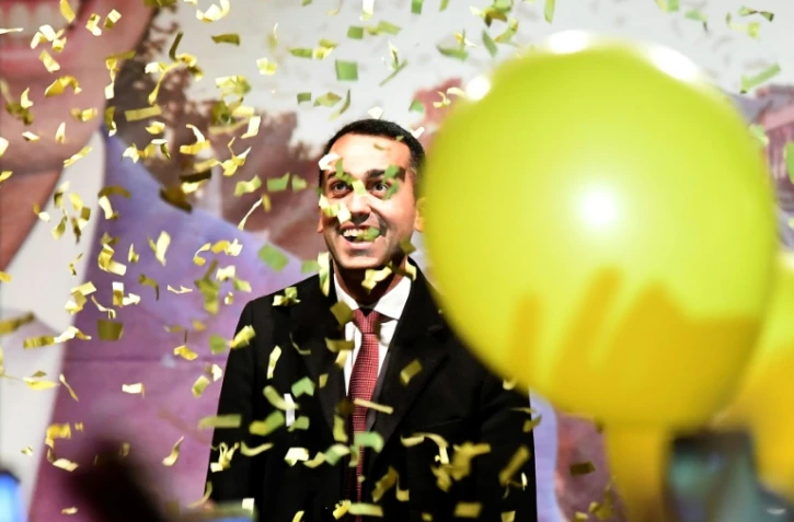 Le dirigeant du Mouvement 5 étoiles (M5S), Luigi Di Maio, célèbre avec ses partisans la victoire du mouvement aux élections législatives italiennes, le 6 mars 2018 dans sa ville de Pomigliano d'Arco