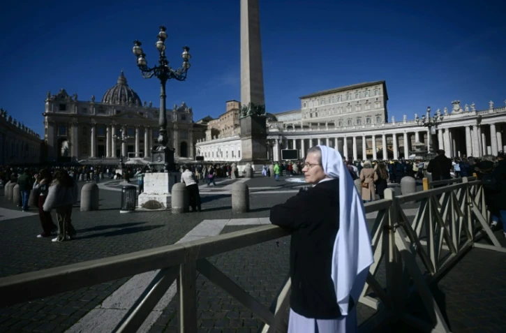 Une nonne se tient Place Saint-Pierre alors que le pape François, atteint d'une bronchite, n'a pas dirigé la prière hebdomadaire de l'Angélus après la messe, le 16 février 2025 au Vatican