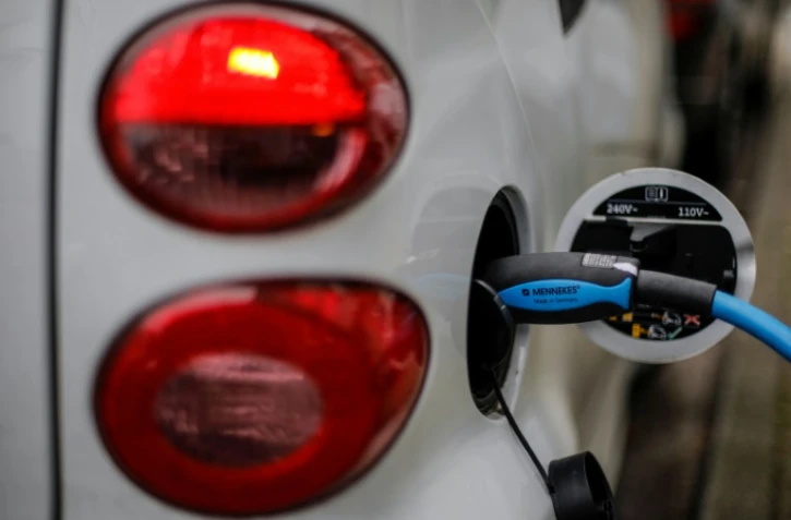 Véhicule électrique en charge dans une station service à Berlin, le 28 février 2021