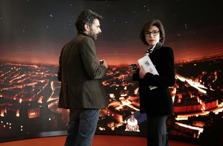 La ministre de la Culture Rachida Dati (D) écoute des explications lors d'un "week-end culturel" autour de l'avenir de la création face à l'intelligence artificielle, le 8 février 2025 à Paris 