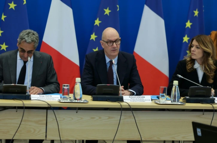 Le ministre de l'Économie et des Finances, Roland Lescure (c), le ministre du Commerce, Serge Papin (g) et la porte-parole du gouvernement, Maud Bregeon lors d'une réunion avec des distributeurs de carburants à Bercy, le 12 mars 2026 à Paris