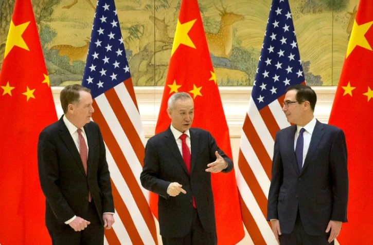 Le représentant américain pour le commerce Robert Lighthizer (G), le vice-Premier ministre chinois Liu He et le secrétaire au Trésor américain Steven Mnuchin, avant le début des négociations commerciales, à Pékin, le 14 février 2019