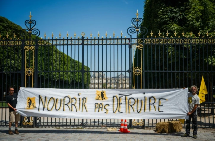 Mobilisation contre la loi Duplomb, devant le Sénat, à Paris, le 30 juin 2025