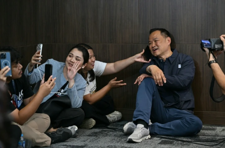 Le Premier ministre thaïlandais Anutin Charnvirakul parle à des journalistes, le 8 février 2026 à Bangkok