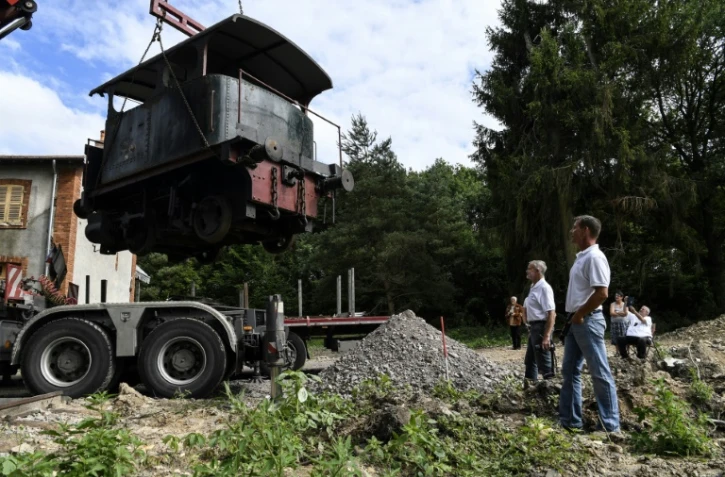 L'Américain Gregory Marshall (g) et Grégory Godessart, le gérant, suivent l'arrivée d'une locomotive à vapeur de 1910 dans l'ancienne gare de Dracy-Sain-Loup, le 11 juillet 2017 en Saône-et-Loire